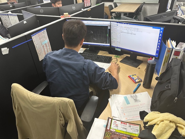 設計職の職場は集中できるように半個室ブース形式となっています。