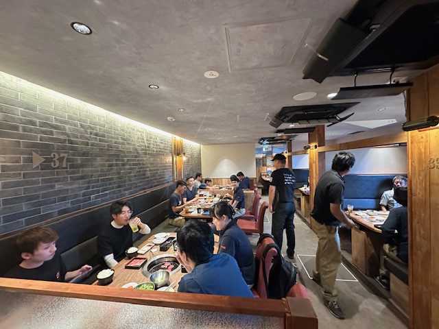 半年毎に会社負担の懇親食事会あり